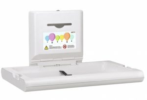 een witte opklapbare babyverschoontafel